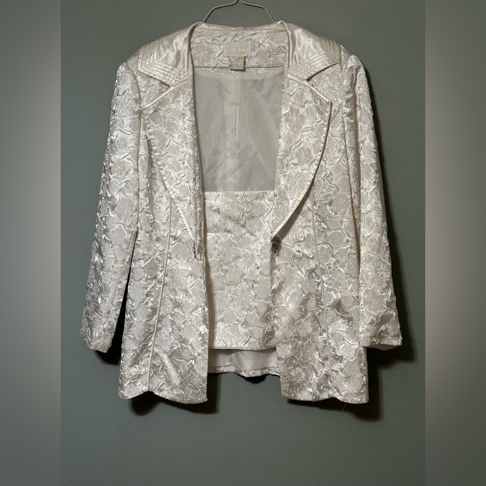 Elegant Cream Brocade Skirt Set - Picture 6 of 11